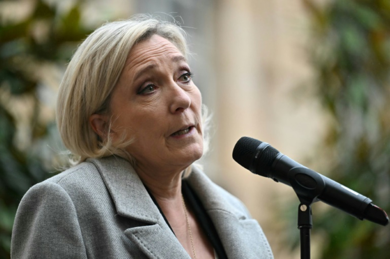 Marine Le Pen, présidente du groupe parlementaire du Rassemblement national, à l'issue d'une rencontre avec le nouveau Premier ministre, à l'hôtel Matignon à Paris, le 16 décembre 2024 © LOU BENOIST