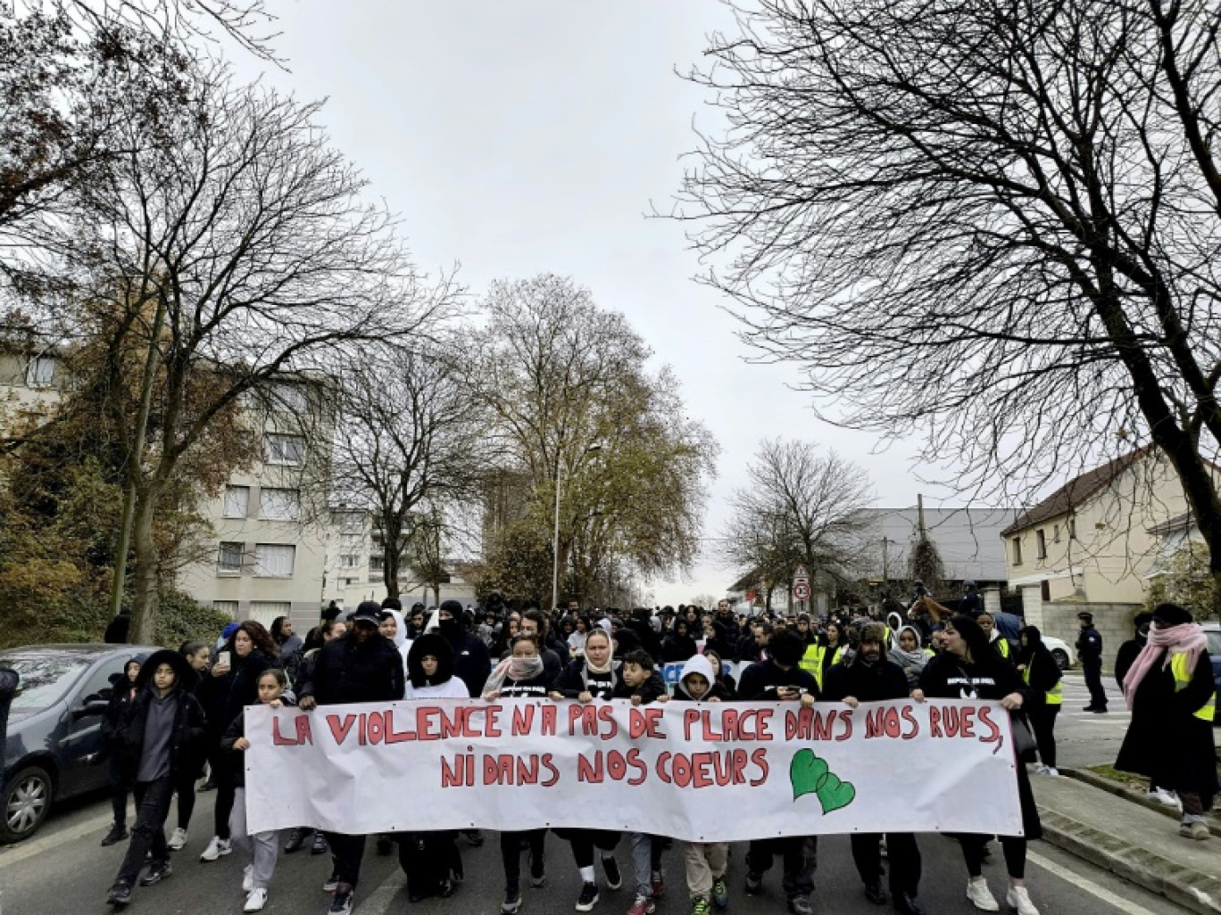 Quelque 350 personnes participent le 1er décembre 2024 à Sarcelles (Val-d'Oise) à une marche en mémoire d'Ali, 17 ans, mortellement poignardé en plein coeur le 12 novembre par un jeune du même âge et de la même ville © Laurence BOUTREUX