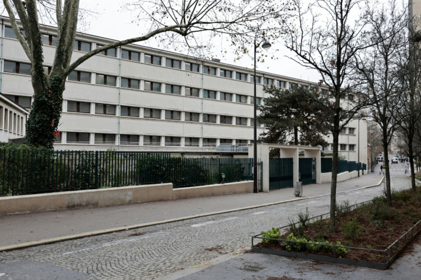 Des enquêteurs de la police scientifique sur le site où un adolescent a été tué lors d'une rixe entre bandes rivales devant le lycée Rodin à Paris, le 17 décembre 2024 © STEPHANE DE SAKUTIN