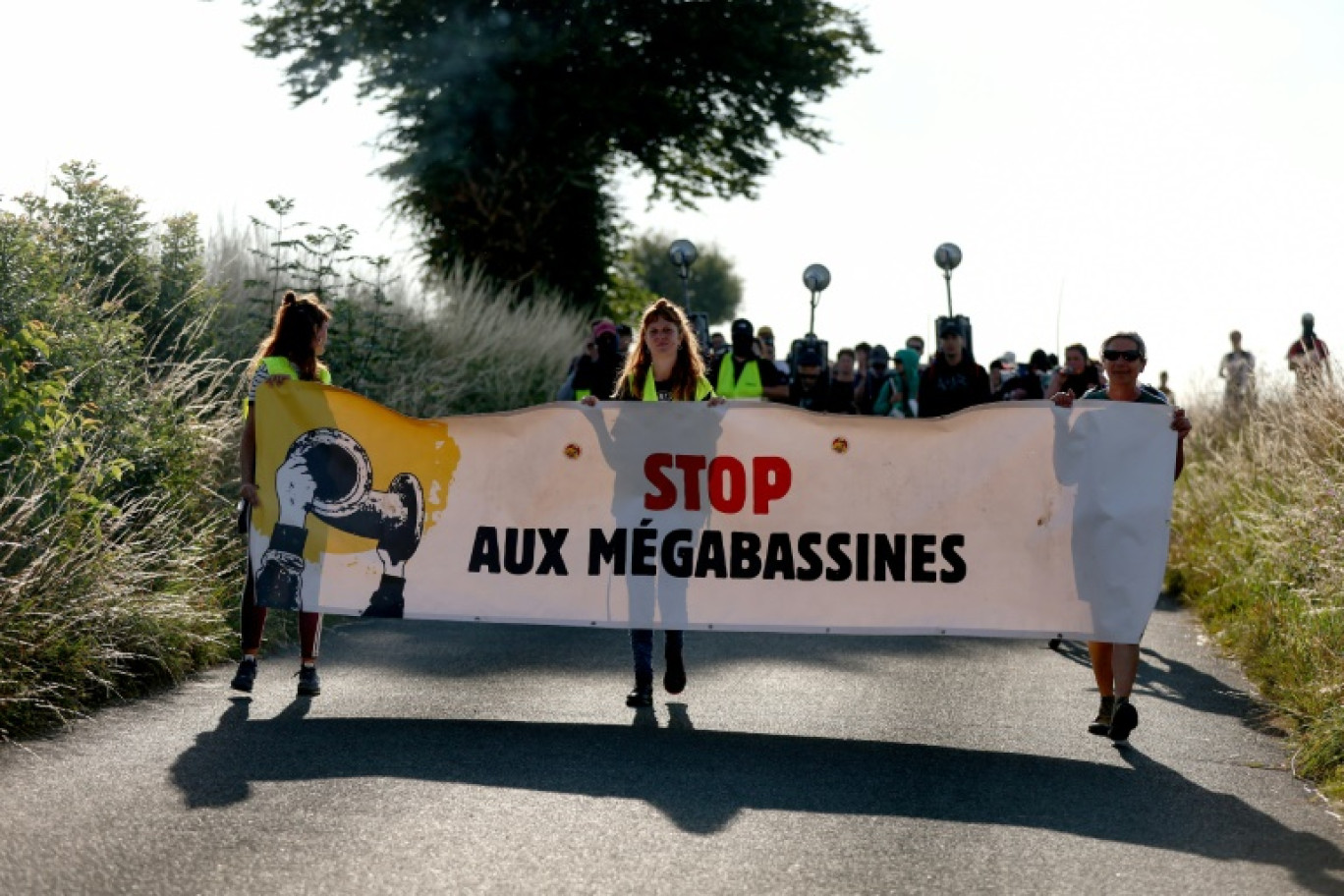 Des manifestantes portent une banderole contre les "mégabassines", le 19 juillet 2024 à Saint-Martin-lès-Melle dans les Deux-Sèvres © ROMAIN PERROCHEAU