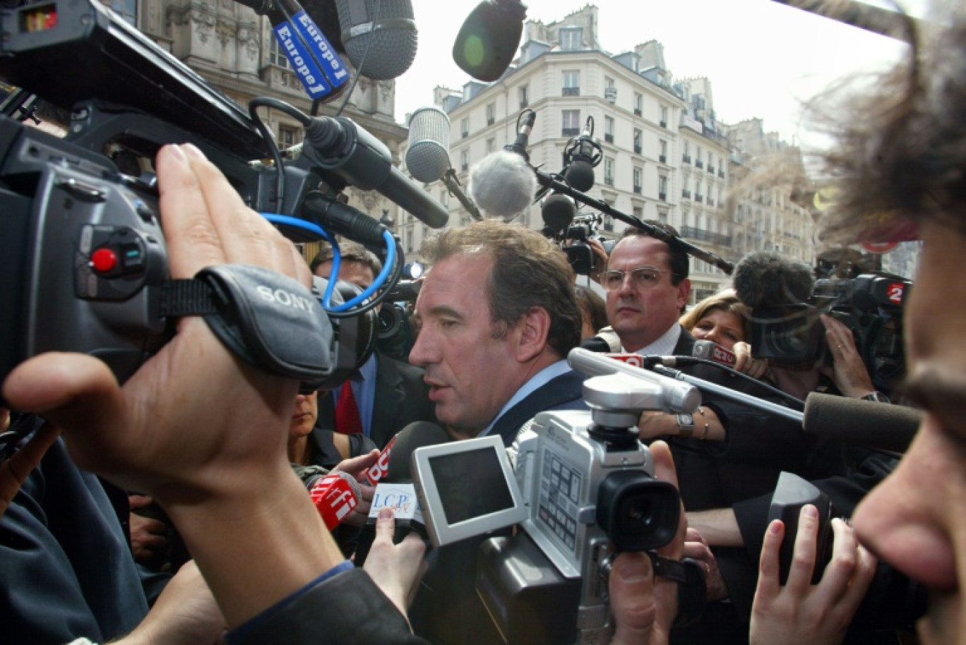 François Bayrou, alors président de l'UDF, durant sa campagne le 22 avril 2002 à Paris © PATRICK KOVARIK