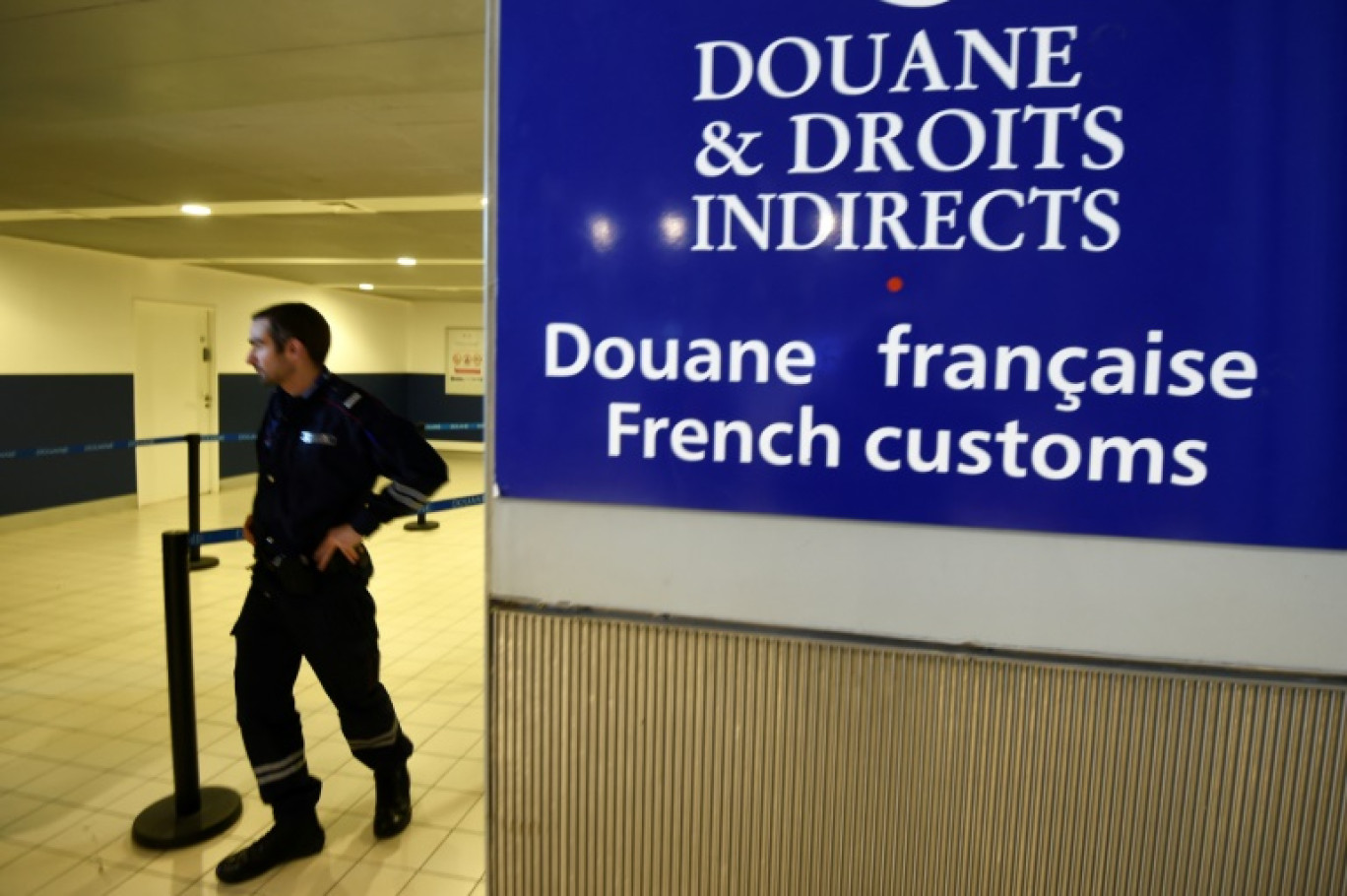 Un agent des douanes à Roissy Charles-de-Gaulle le 17 mars 2015 © DOMINIQUE FAGET