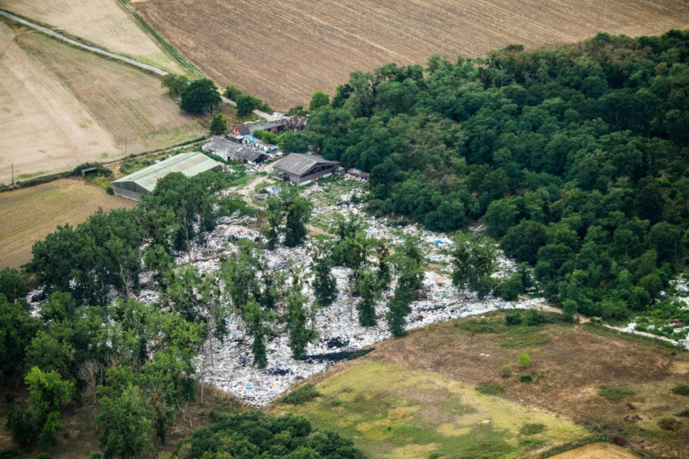 Photo aérienne d'une décharge sauvage prise à Beauchamp, dans le nord de Paris, le 8 août 2019 © Eric Feferberg