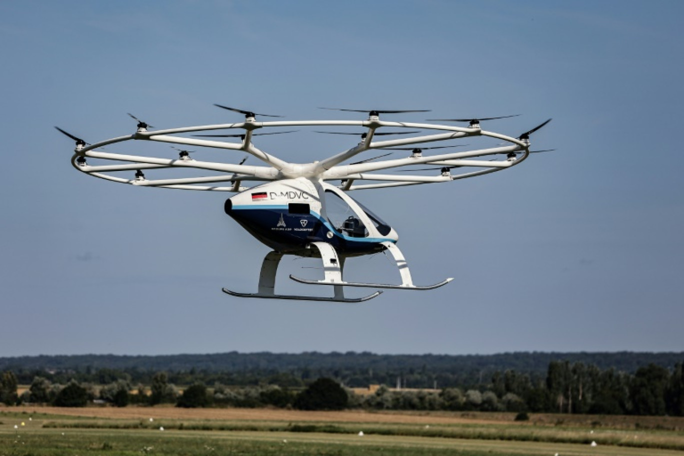 Un Volocopter lors d'un essai à l'aérodrome de  Saint-Cyr-l'École dans les Yvelines le 8 août 2024 © Thibaud MORITZ