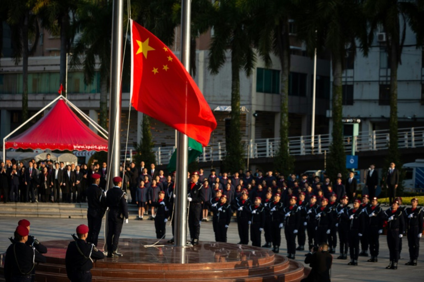 Le drapeau chinois est hissé à Macao à l'occasion des 25 ans de la rétrocession du territoire à la Chine le 20 décembre 2024 © Eduardo Leal