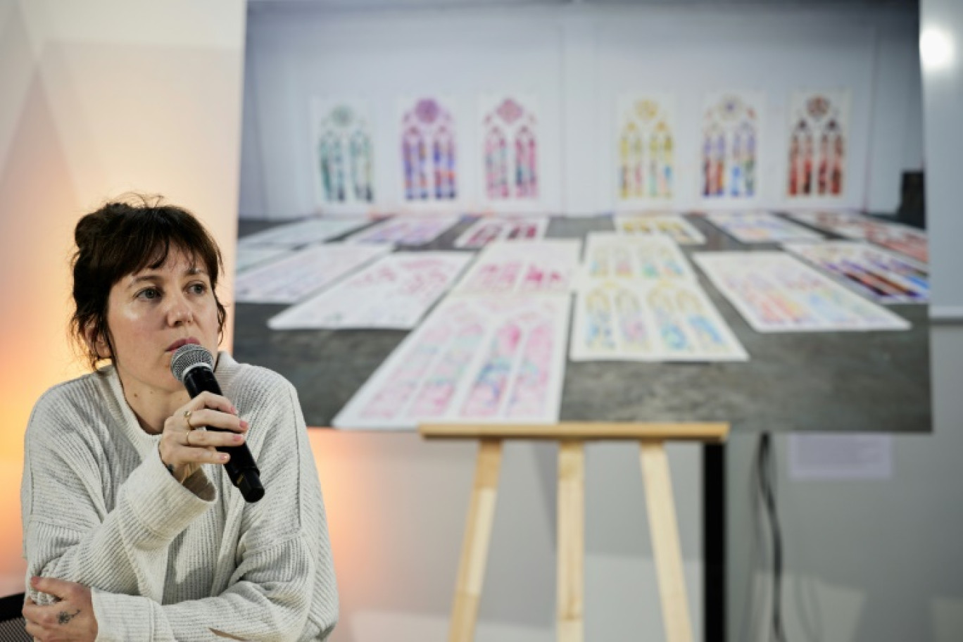 Claire Tabouret lors d'une conférence de presse après avoir été choisie avec l'atelier verrier rémois Simon-Marq, pour réaliser les nouveaux vitraux contemporains de Notre-Dame de Paris, le 18 décembre 2024, à Paris © STEPHANE DE SAKUTIN