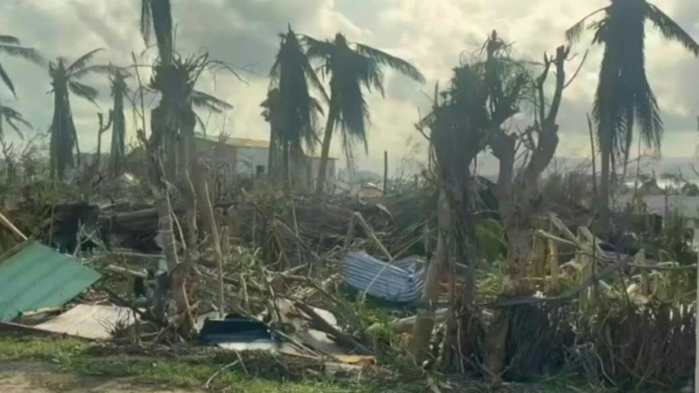 "Mayotte est morte": dans un quartier précaire de l'île, ruines et désolation