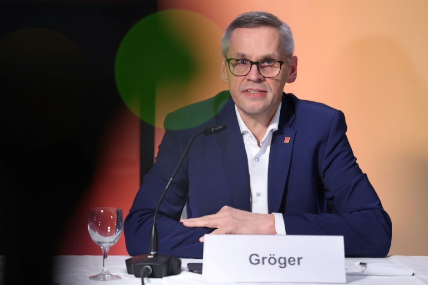 Thorsten Gröger, négociateur du syndicat de l'automobile, lors d'une conférence de presse, le 20 décembre 2024 à Hanovre, en Allemagne © Ronny HARTMANN