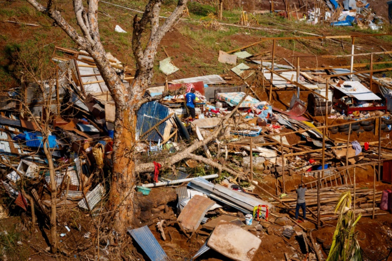 Des habitants tentent de reconstruire une maison à Mamoudzou après le passage du cyclone Chido à Mayotte, le 18 décembre 2024 © DIMITAR DILKOFF