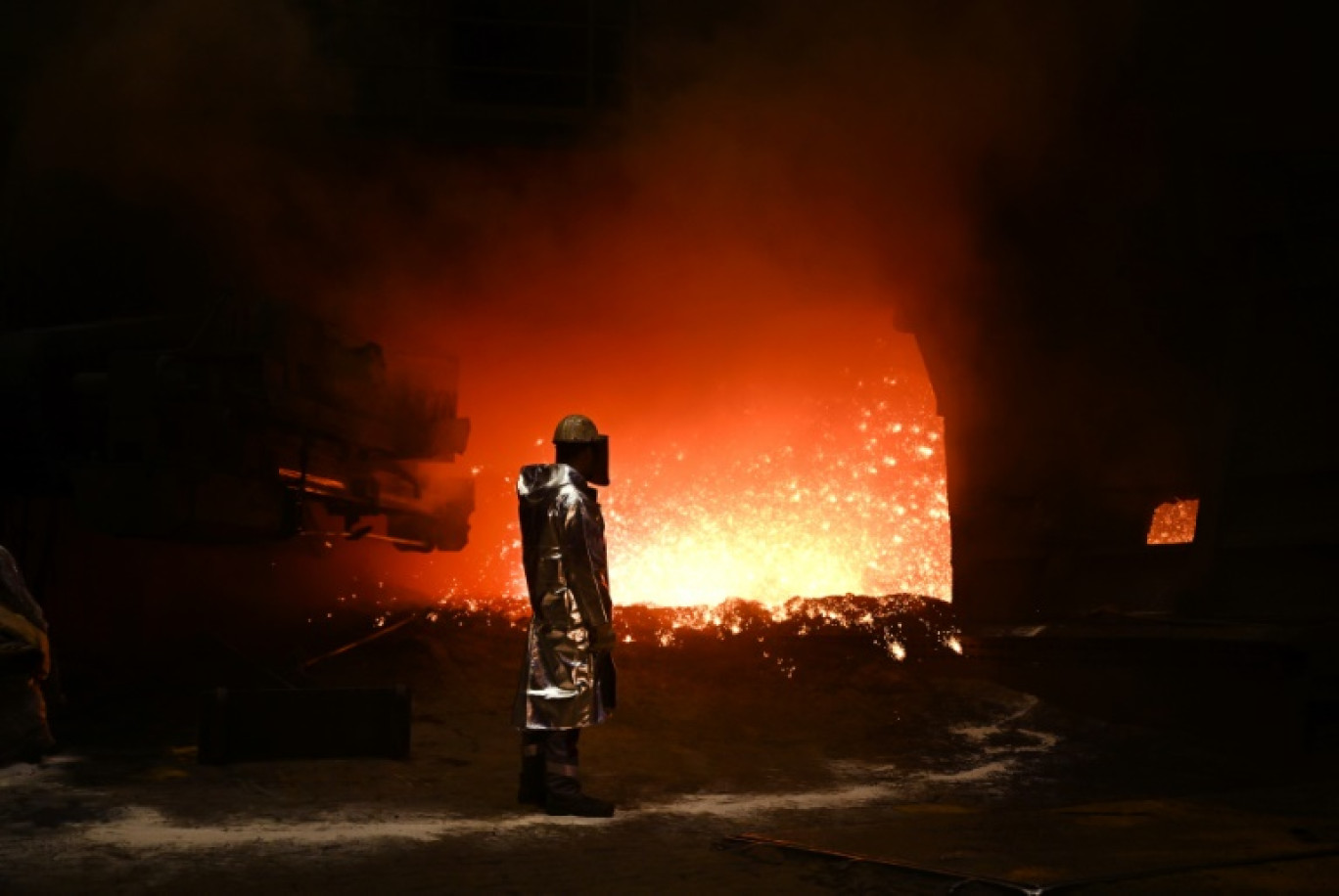 Un ouvrier sidérurgiste dans les hauts fourneaux de Thyssenkrupp à Duisbourg en Allemagne, le 10 décembre 2024 © Ina FASSBENDER