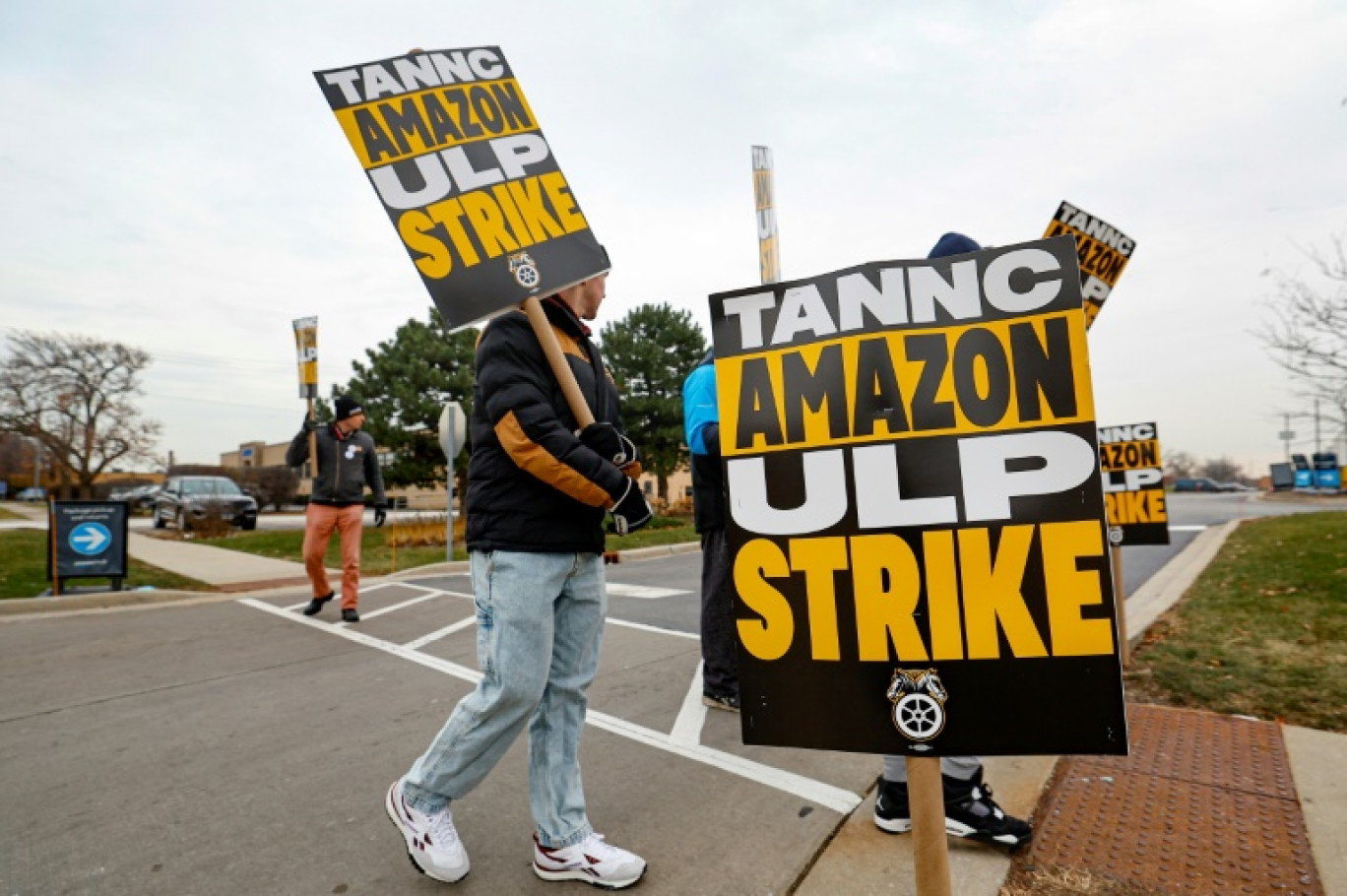 Des chauffeurs Amazon sur un piquet de grève à  Skokie (Illinois), jeudi © KAMIL KRZACZYNSKI