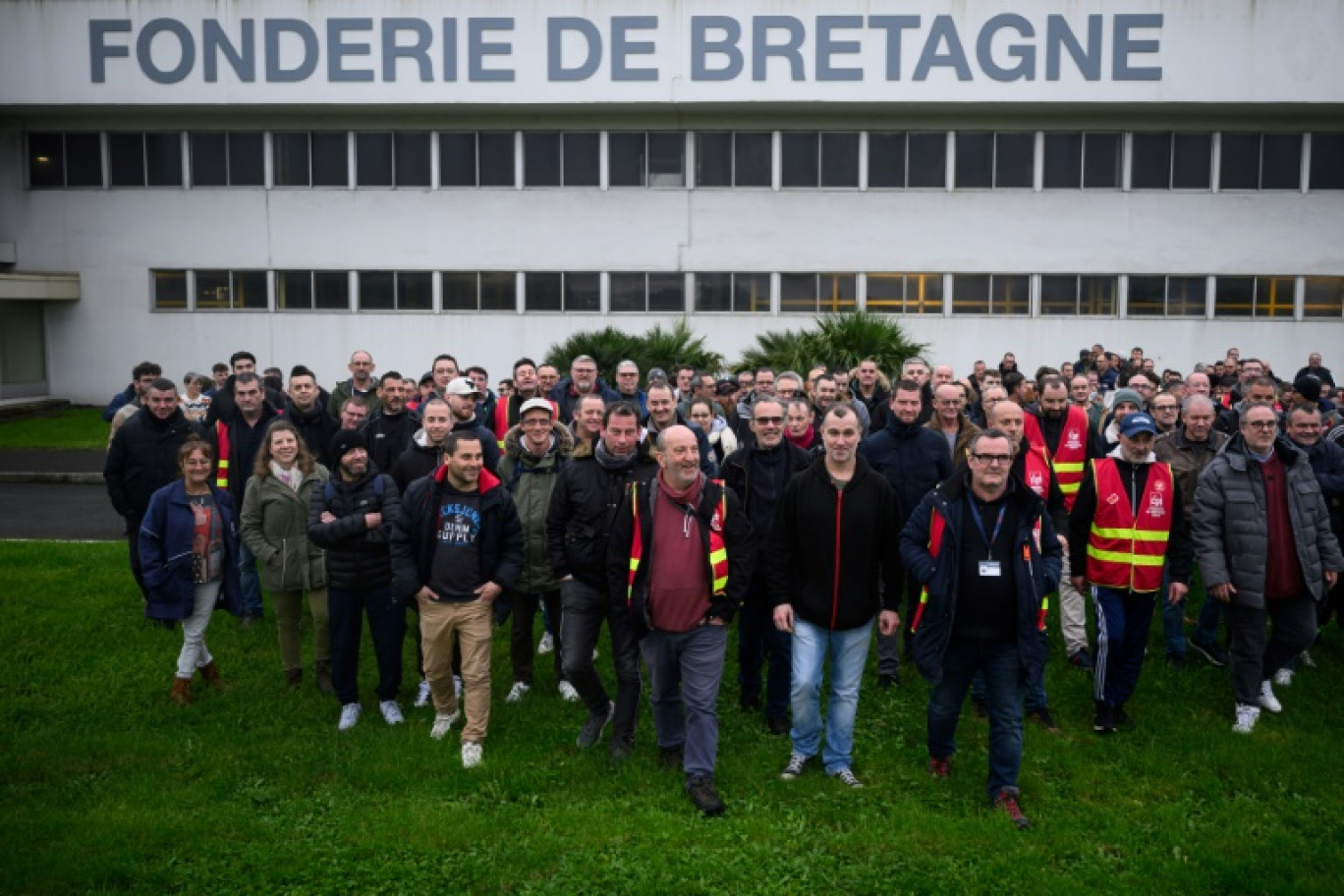 Des salariés et des syndicalistes de la CGT de la "Fonderie de Bretagne" devant l'usine de Caudan, le 18 décembre 2024 dans le Morbihan © Loic VENANCE