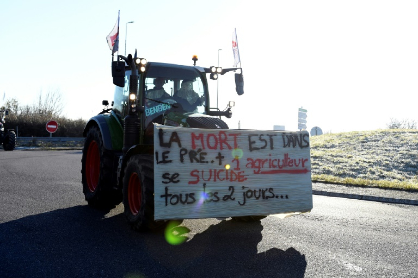 Des agriculteurs manifestent avec leur tracteur et une pancarte affirmant "La mort est dans le pré: un agriculteur se suicide tous les deux jours", le 29 novembre 2024 à Metz © Jean-Christophe VERHAEGEN