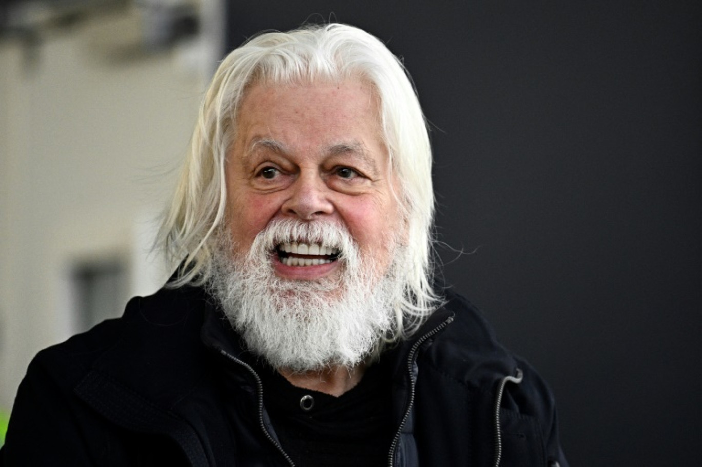 Paul Watson à son arrivée en France à l'aéroport Roissy-Charles de Gaulle, près de Paris, le 20 décembre 2024 © JULIEN DE ROSA