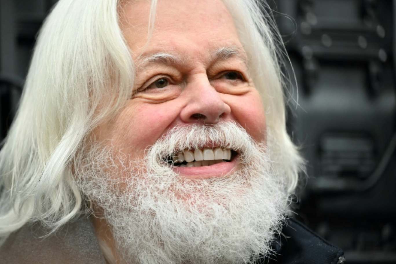 Le militant écologiste Paul Watson lors d'un point-presse sur la place de la République à Paris le 21 décembre 2024 © LOU BENOIST