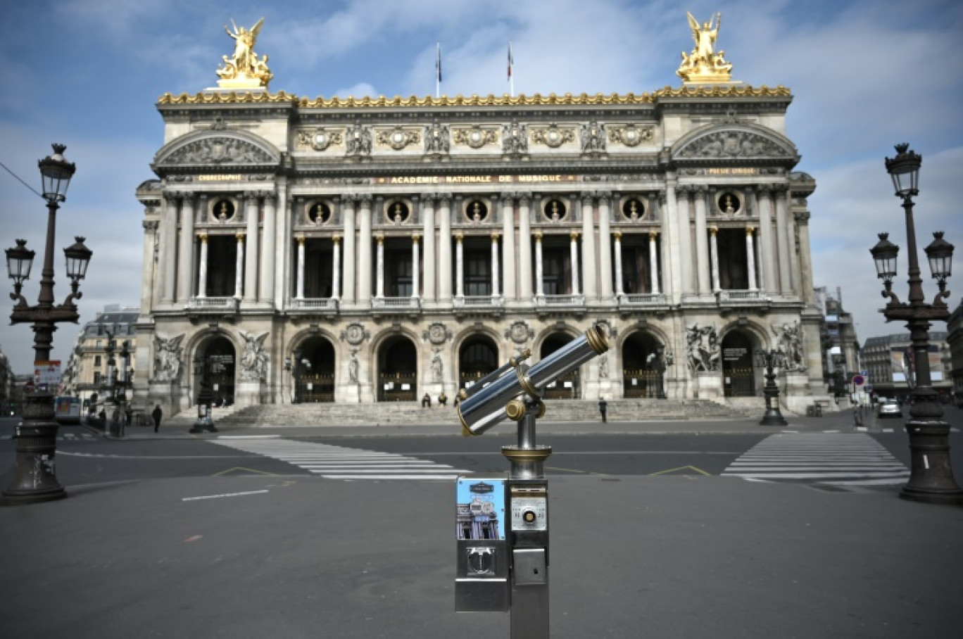 La façade du Palais Garnier le 17 mars 2020 durant l'épidémie de Covid-19 © Lionel BONAVENTURE