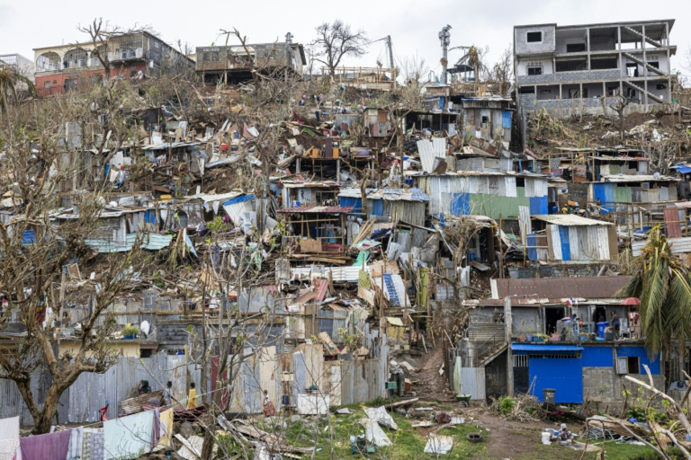 Des maisons endommagées dans la ville de Mamoudzou sur l'archipel français de Mayotte dans l'océan Indien, après que le passage du cyclone Chido, le 22 décembre 2024 © PATRICK MEINHARDT