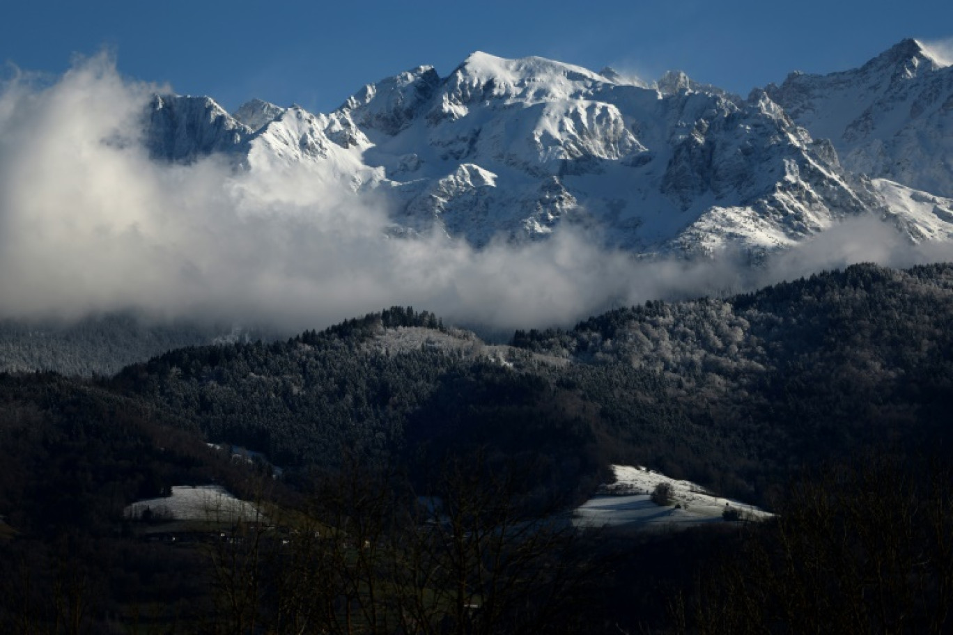 Le massif des Alpes françaises recouvert de neige à Grenoble, dans le centre-est de la France, le 20 décembre 2024 © Alex MARTIN