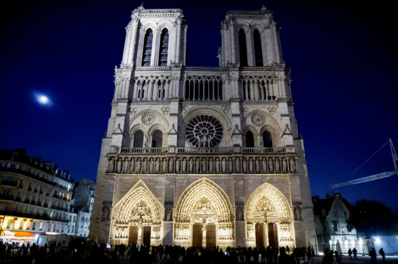 Des personnes allument des bougies lors d'une messe de Noël célébrée à la cathédrale Notre-Dame de Paris, le 24 Decembre 2024 © JULIEN DE ROSA