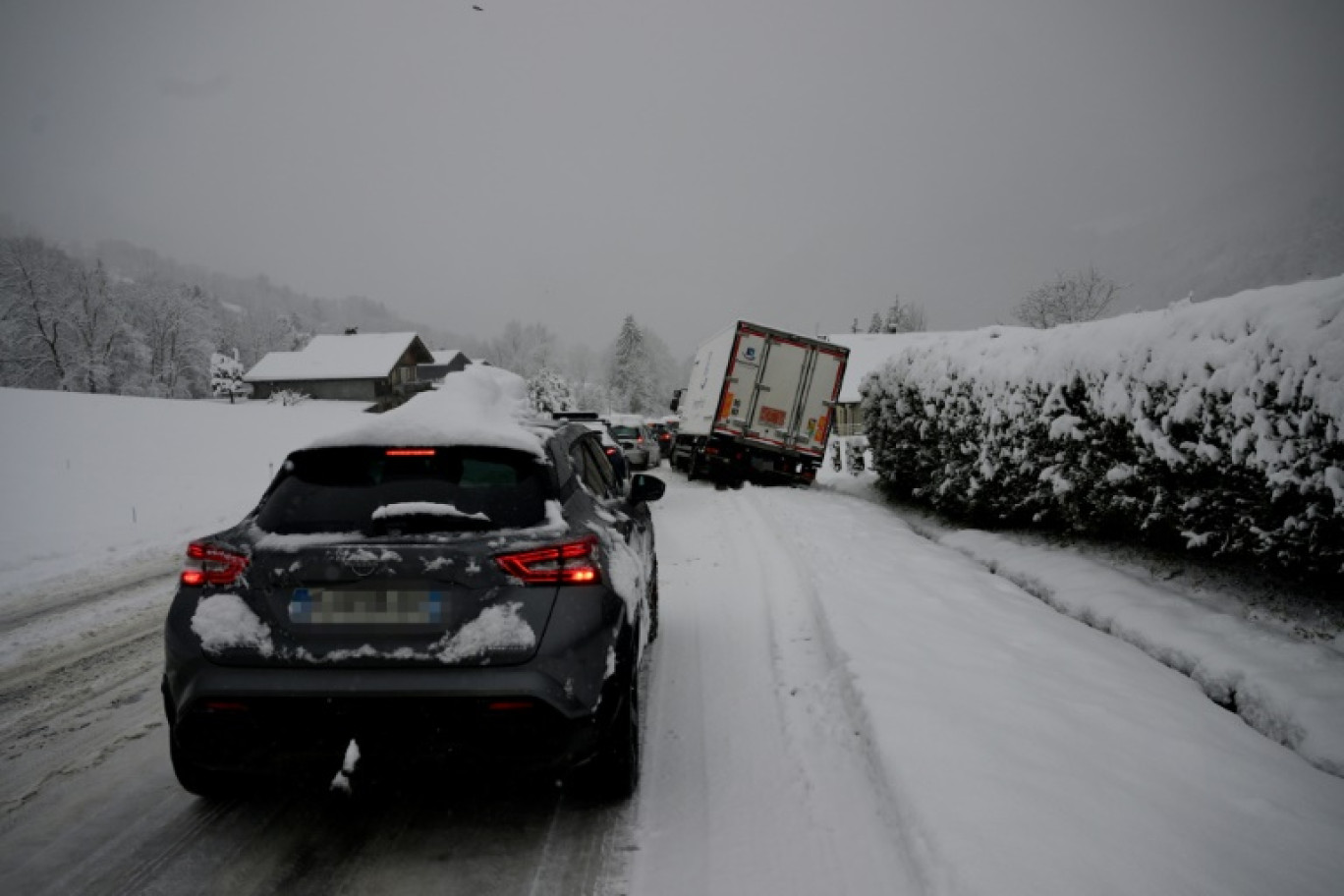 Un camion sur le bas-côté d'une route enneigée, le 23 décembre 2024 près de La  Clusaz en Haute-Savoie © Olivier CHASSIGNOLE