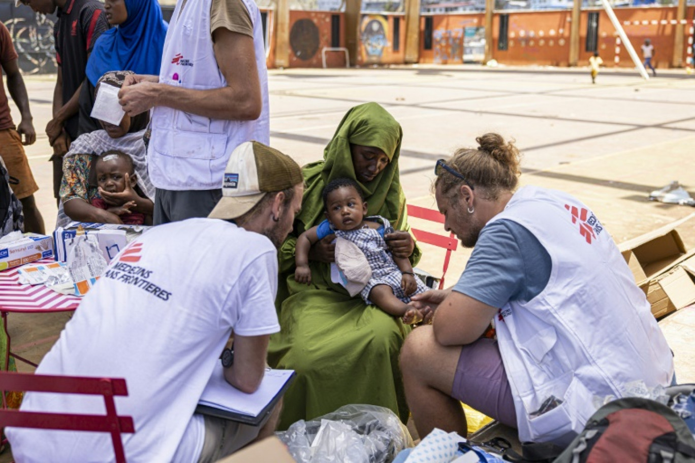 Des soignants de l'ONG MSF examinent des personnes blessées à Vahibé, à Mayotte, le 24 décembre 2024 © PATRICK MEINHARDT