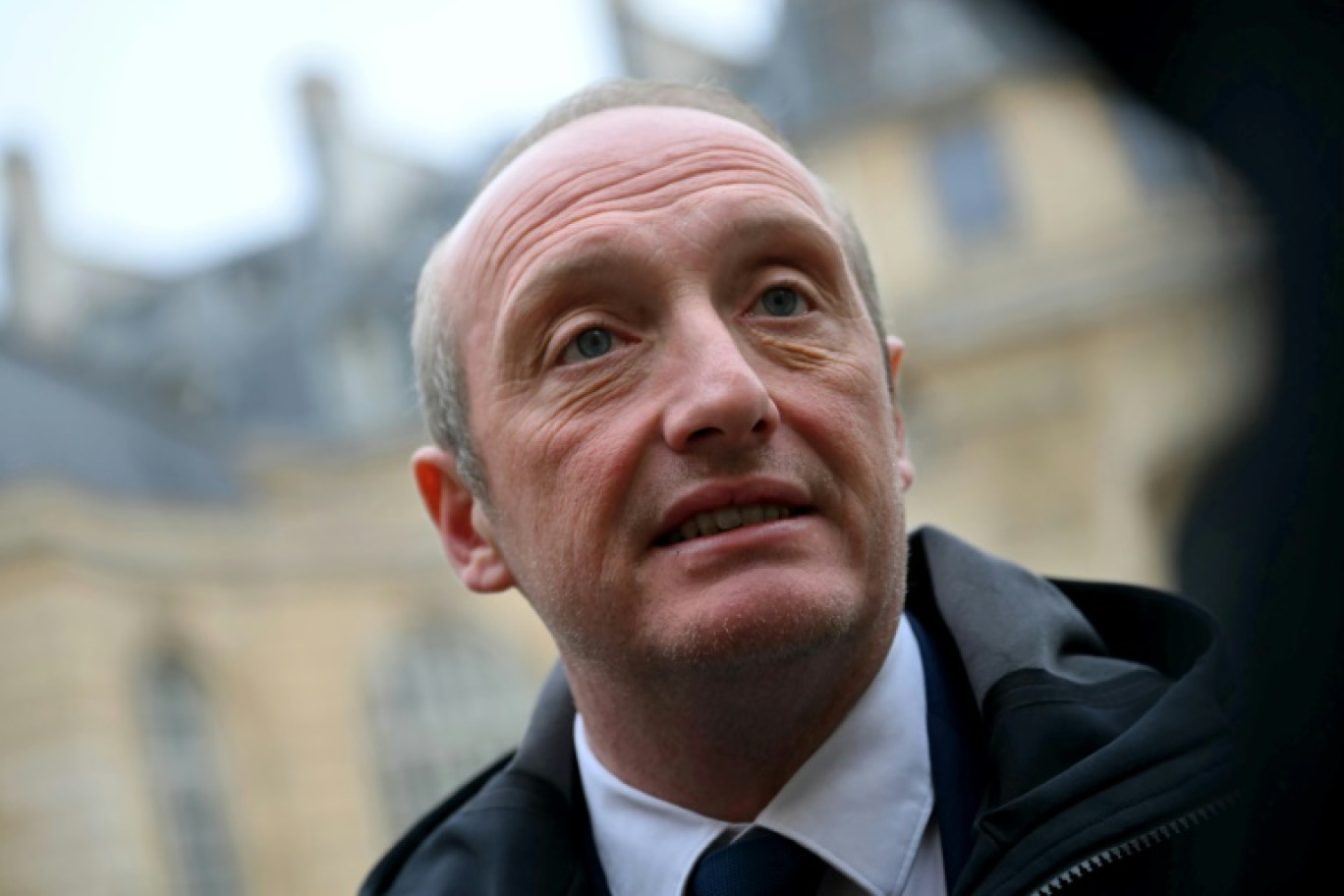 Laurent Marcangeli, président du groupe Horizons, quitte l'hôtel Matignon après une rencontre avec le nouveau Premier ministre François Bayrou, le 17 décembre 2024 à Paris © LOU BENOIST