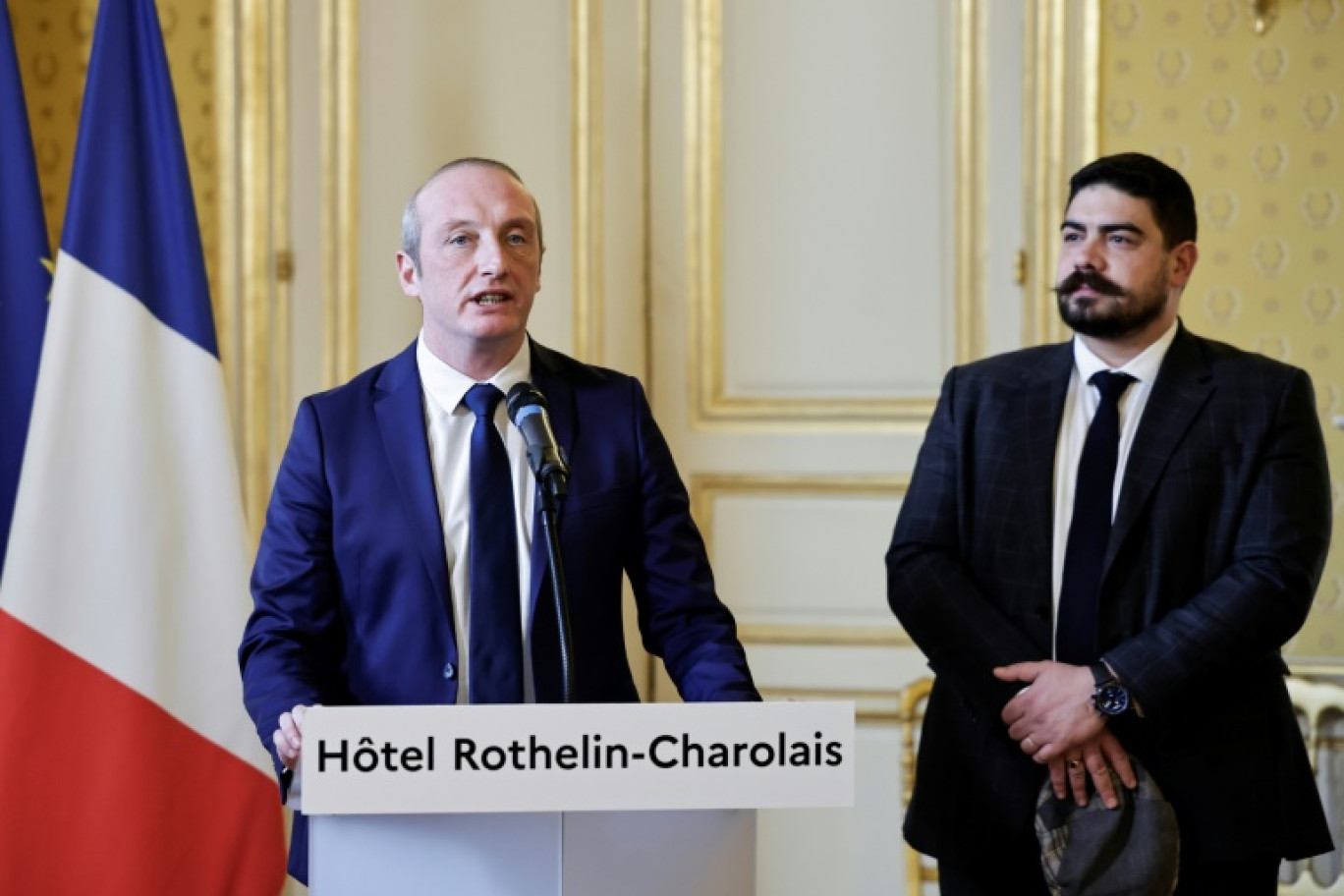 Le nouveau ministre de l'Action publique, de la Fonction publique et de la Simplification, Laurent Marcangeli, lors de la passation de pouvoir avec son prédécesseur Guilaume Kasabarian, à Paris, le 26 décembre 2024 © STEPHANE DE SAKUTIN