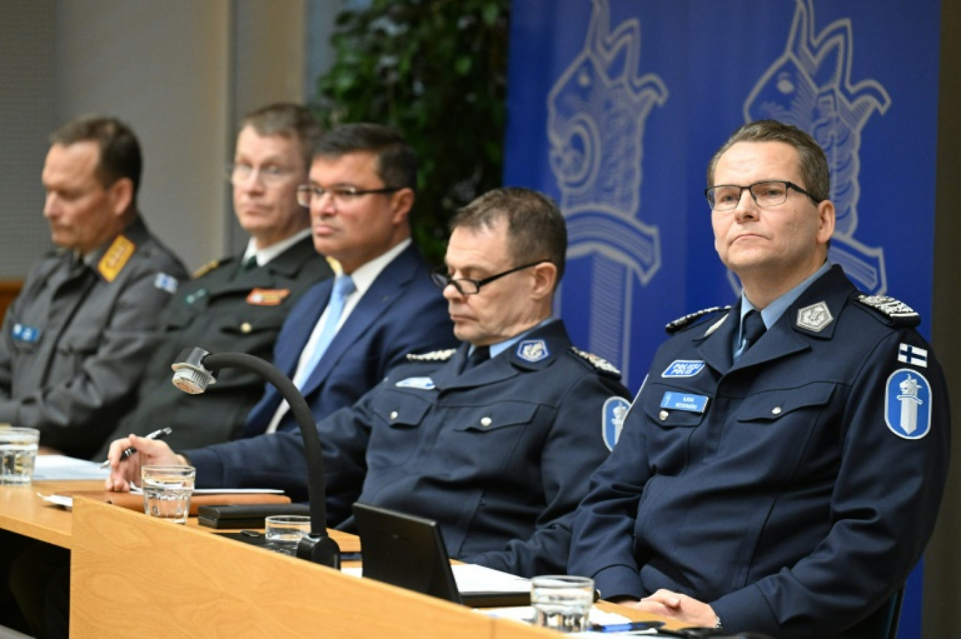 Le directeur du Bureau national d’enquête finlandais, Robin Lardot, 2e à droite er le comiisaire de la police nationale finlandaise Ilkka Koskimaki, à droite, lors d’une conférence de presse à Helsinki, le 26 décembre 2024 © Jussi Nukari