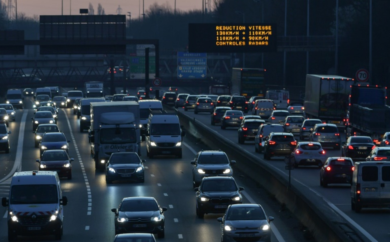 La baisse des émissions de gaz à effet de serre en France montre des signes de ralentissement en 2024, avec une légère hausse au troisième trimestre, portée par le bâtiment et les transports © PHILIPPE HUGUEN