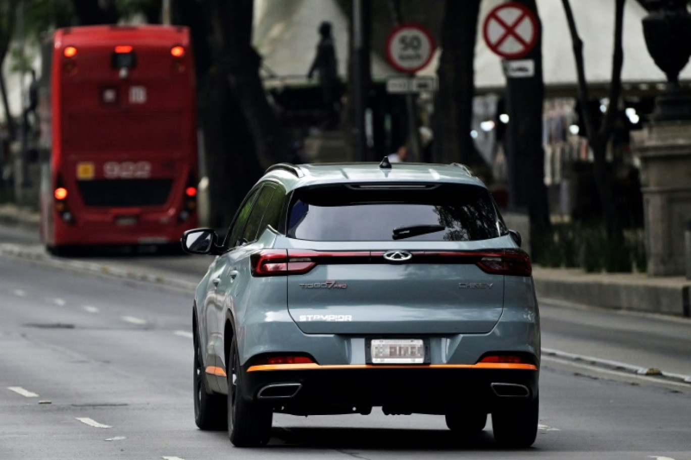 Une voiture d'une marque chinoise circule sur le paseo de la Reforma à Mexico le 23 décembre 2024. © ALFREDO ESTRELLA