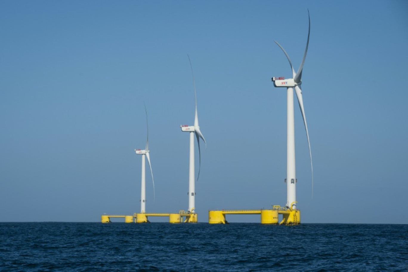 Des éoliennes du parc éolien offshore flottant Wind Float Atlantic, à environ 20 km de la côte de Viana do Castelo, dans le nord du Portugal, le 25 juillet 2023 © MIGUEL RIOPA