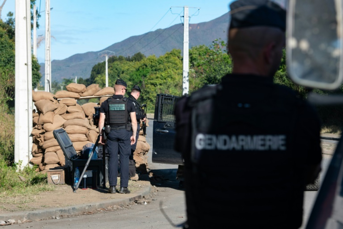 Des gendarmes mènent des contrôles routiers aux abords de Saint-Louis en Nouvelle-Calédonie, le 8 octobre 2024 © Delphine Mayeur