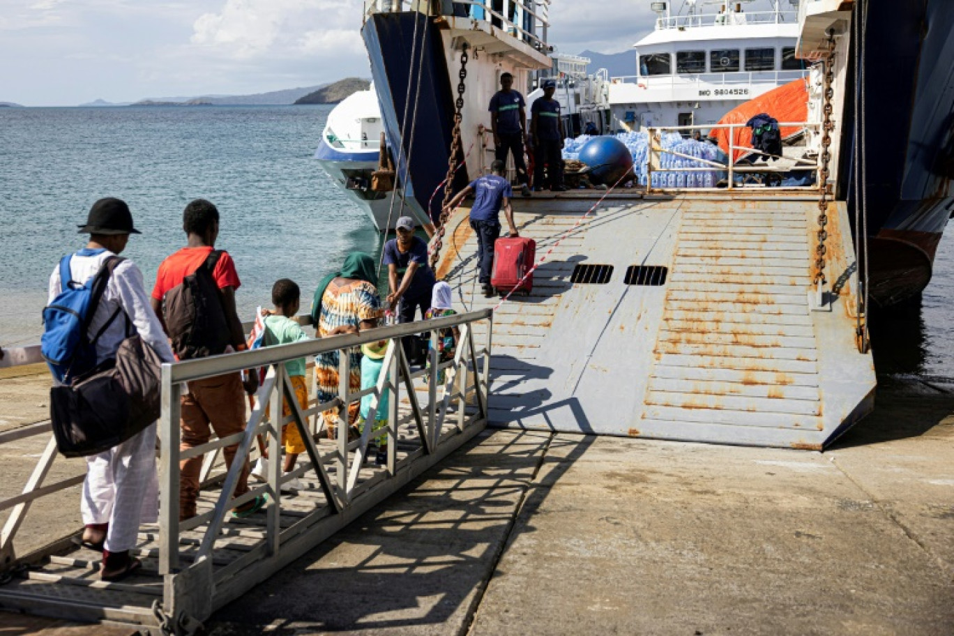 Des passagers embarquent à Dzaoudzi (Mayotte) en direction des Comores le 28 décembre 2024 © PATRICK MEINHARDT