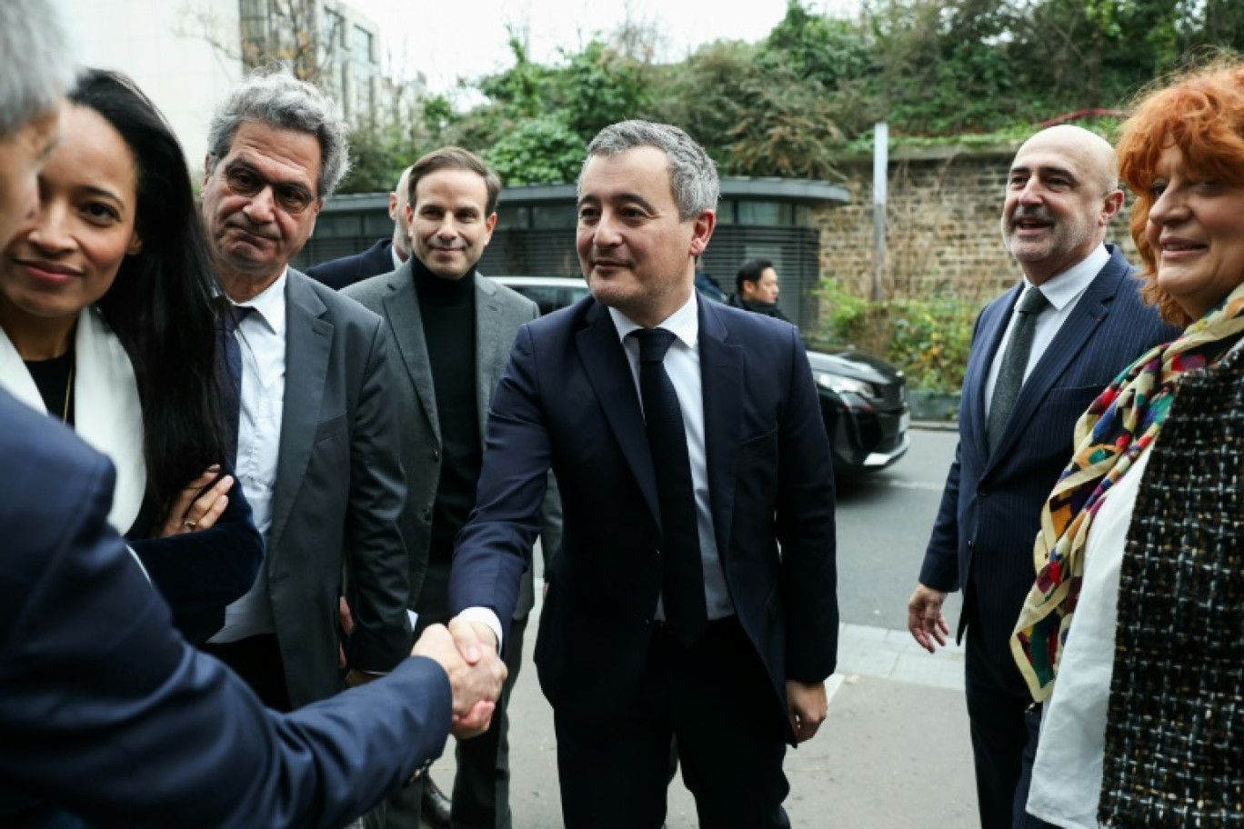 Le ministre de la Justice Gérald Darmanin aux côtés du président du palais de justice de Paris Stéphane Noël (deuxième à droite) et de la procureure de Paris Laure Beccuau (à droite) alors qu'il arrive pour une visite au tribunal, le 29 décembre 2024 © Thomas SAMSON