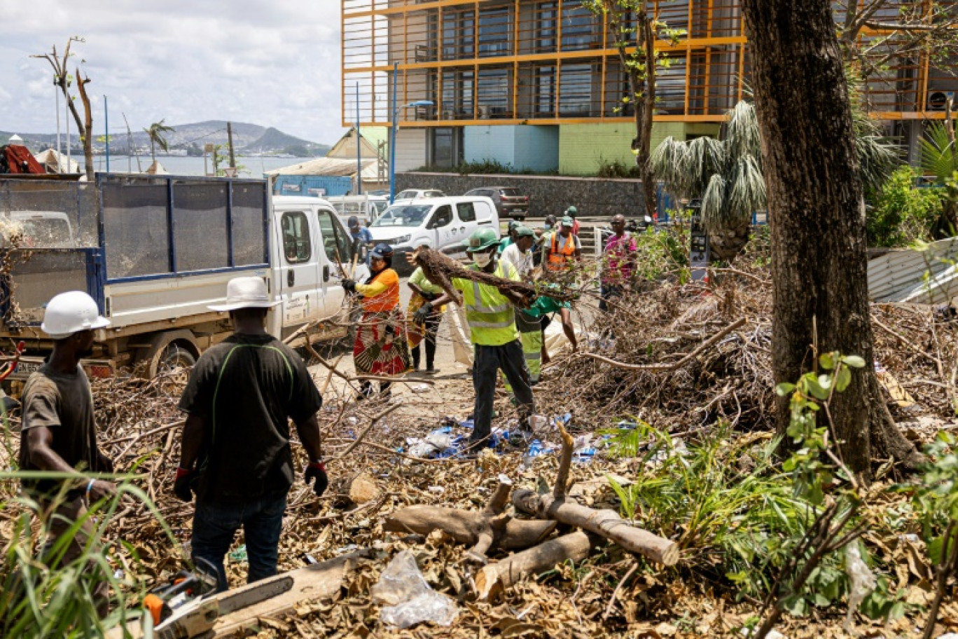 Opération de nettoyage à Mamoudzou, le chef-lieu de Mayotte, le 29 décembre 2024 © PATRICK MEINHARDT