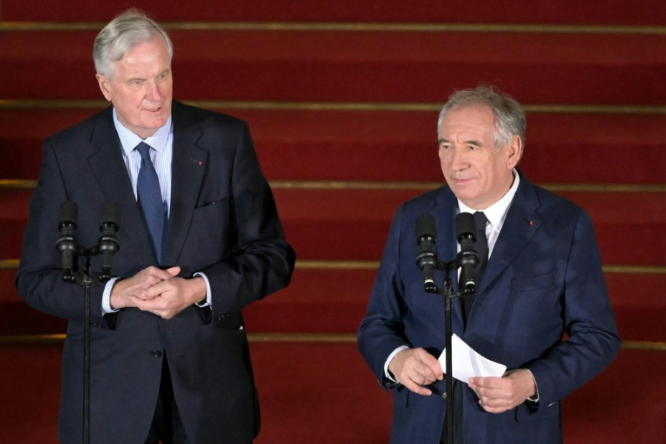 Passation des pouvoirs entre Michel Barnier (g) et le nouveau Premier ministre François Bayrou à l'hôtel Matignon, le 13 décembre 2024 à Paris © Bertrand GUAY