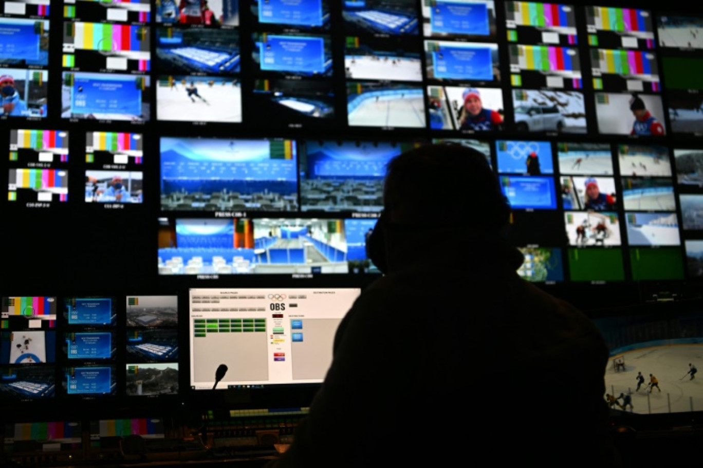 Des agents sont à pied d'œuvre au nord de Lyon pour rétablir la télévision à temps pour le réveillon pour quelque 800.000 personnes qui en sont privées depuis un incendie criminel lundi © GABRIEL BOUYS