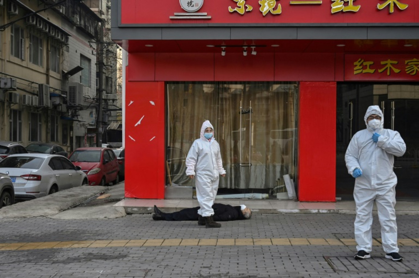 Un homme âgé décédé dans une rue près d'un hôpital de Wuhan, en Chine, le 30 janvier 2020 © HECTOR RETAMAL