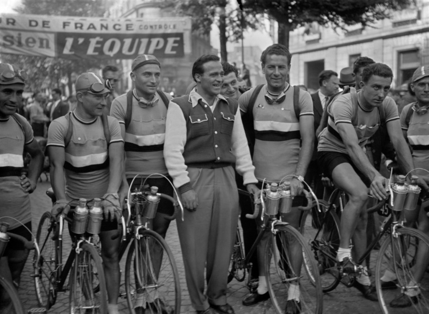 Le boxeur Marcel Cerdan pose le 25 juin 1947 avec les cyclistes de l'équipe de France (de gauche à droite) Henri Massal, Kléber Piot, Lucien Teisseire et Emile Idée avant le départ du 34e Tour de France à Paris © -