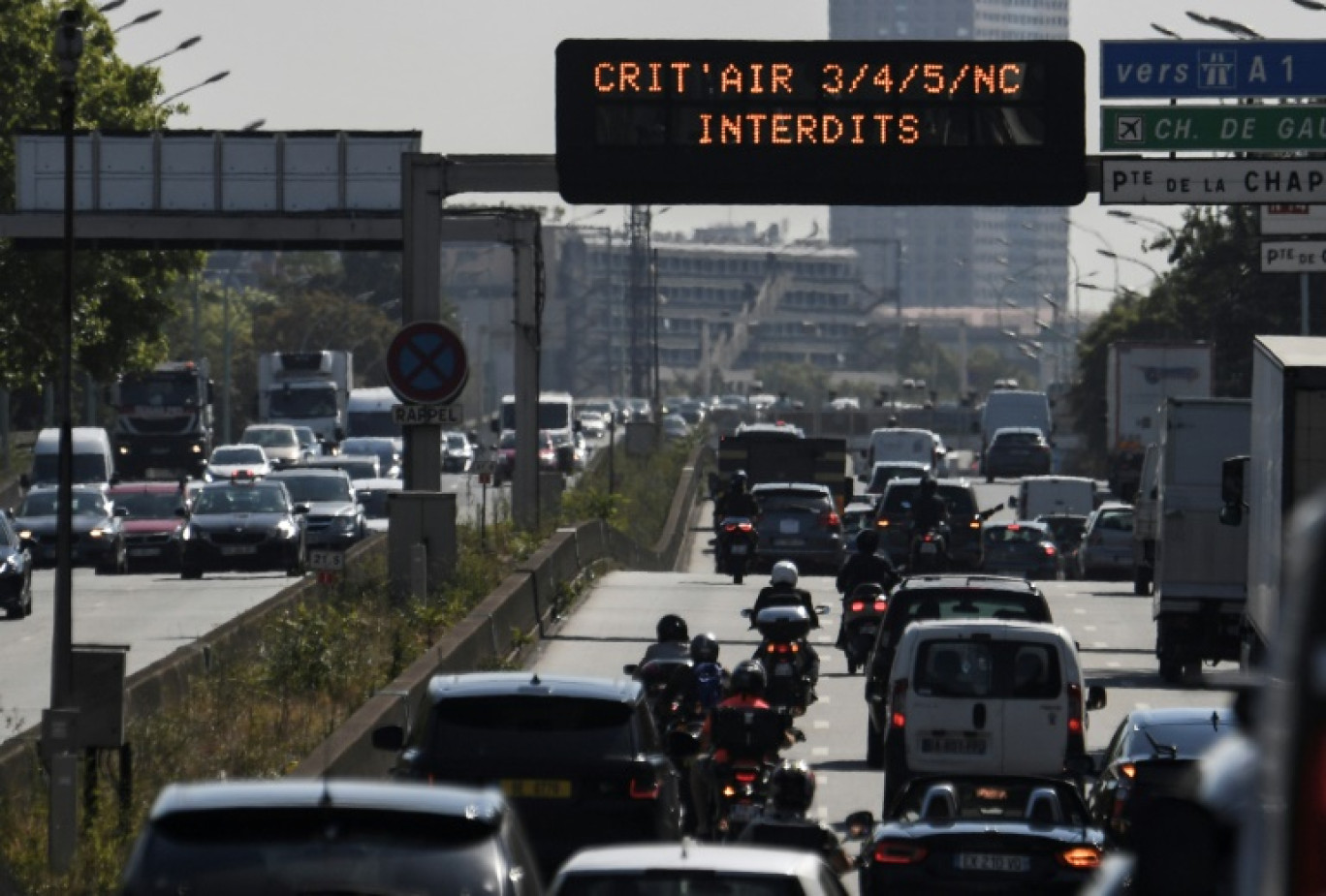 Signalisation sur le périphérique parisien interdisant la circulation des véhicules dotés des vignettes Crit'Air 3, 4 et 5 ou sans classification. Photo prise le 31 juillet 2020 © ALAIN JOCARD