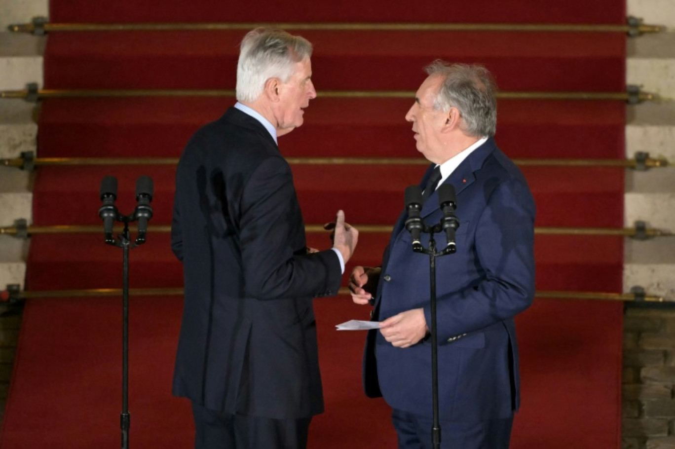 Le Premier ministre sortant Michel Barnier et son successeur François Bayrou lors de la cérémonie de passation de pouvoir à Matignon à Paris le 13 décembre 2024 © Bertrand GUAY