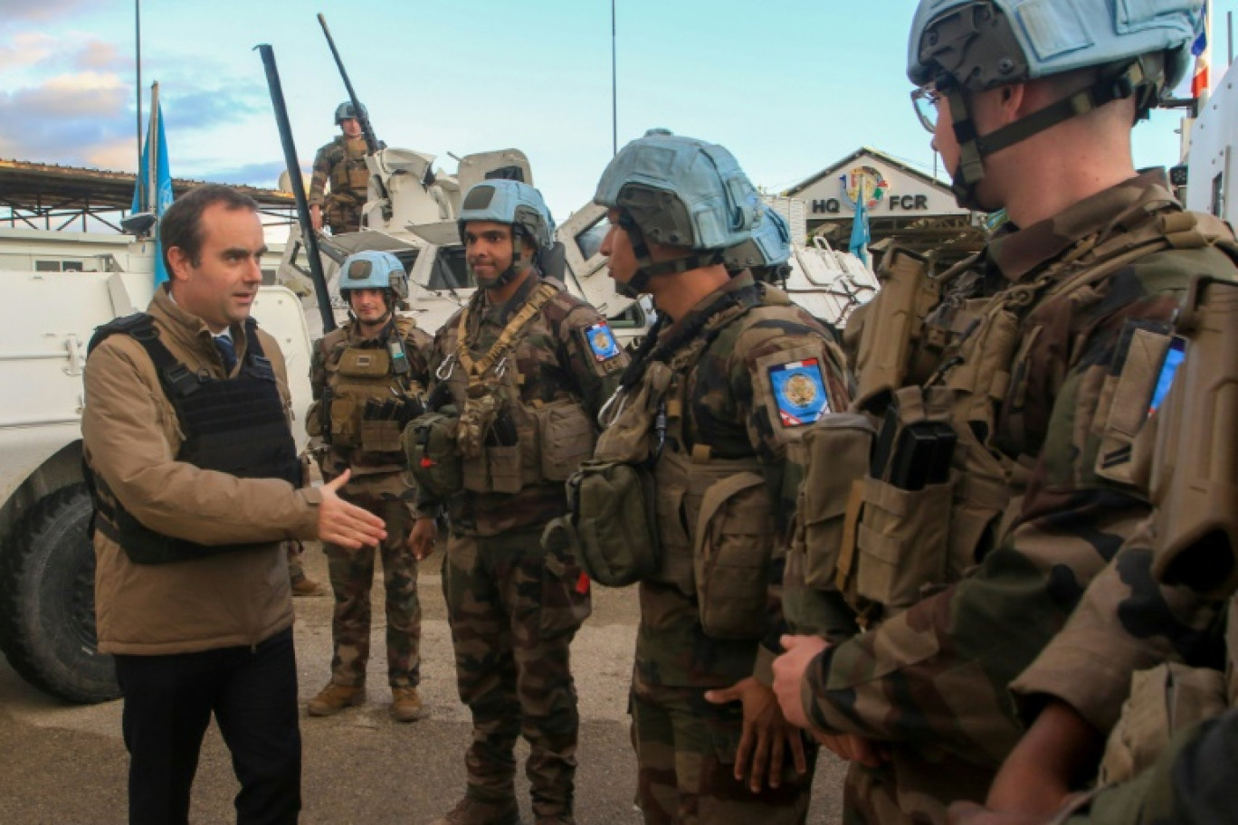 Le ministre français de la Défense, Sébastien Lecornu, salue les membres du bataillon français de la mission de maintien de la paix des Nations Unies FINUL, dans le village de Deir Kifa, au sud du Liban, le 31 décembre 2024 © MAHMOUD ZAYYAT