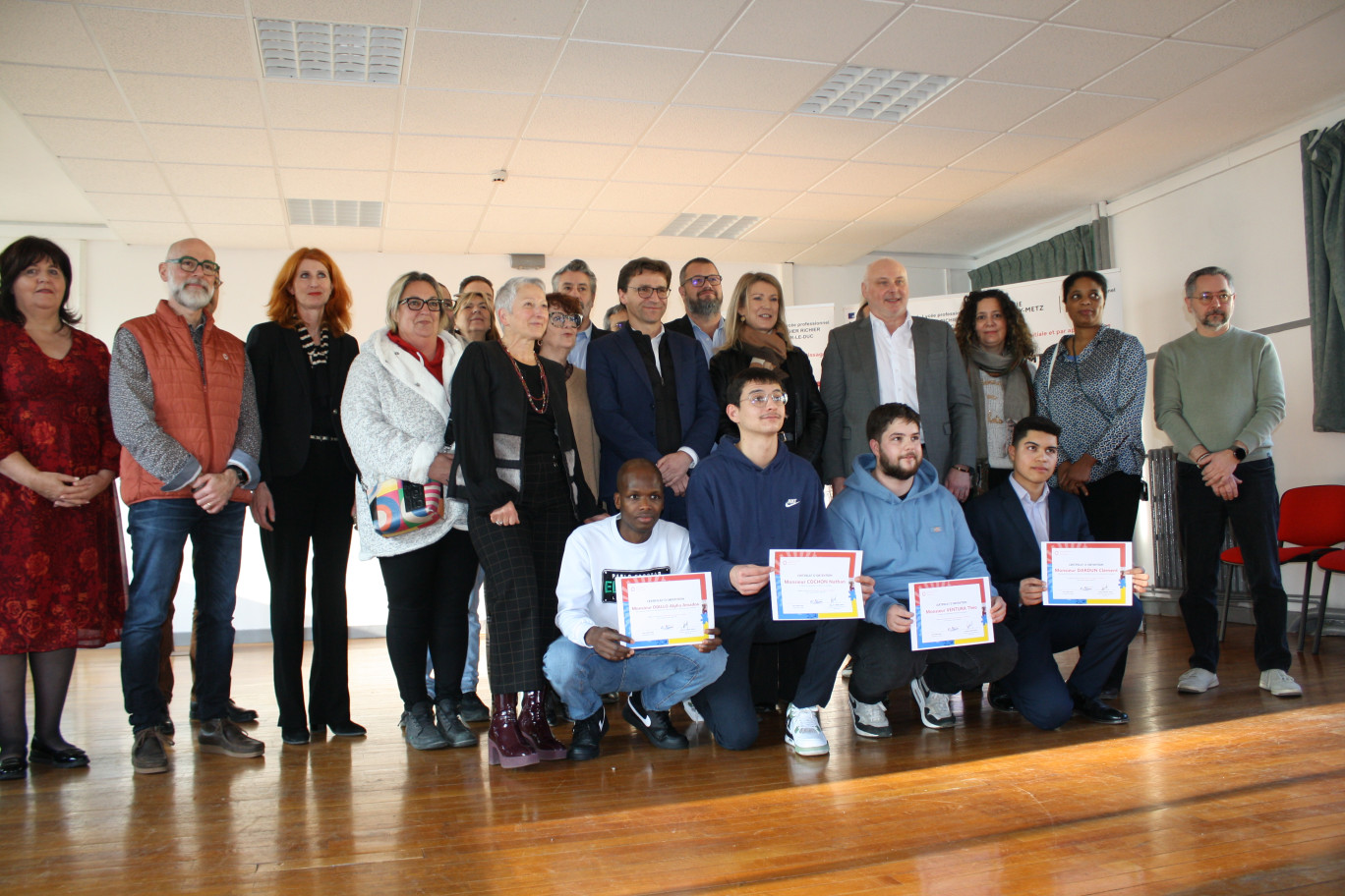 © Alexandra Marquet. Photo de famille autour des quatre boursiers Meusiens du lycée Ligier Richier de Bar-le-Duc.