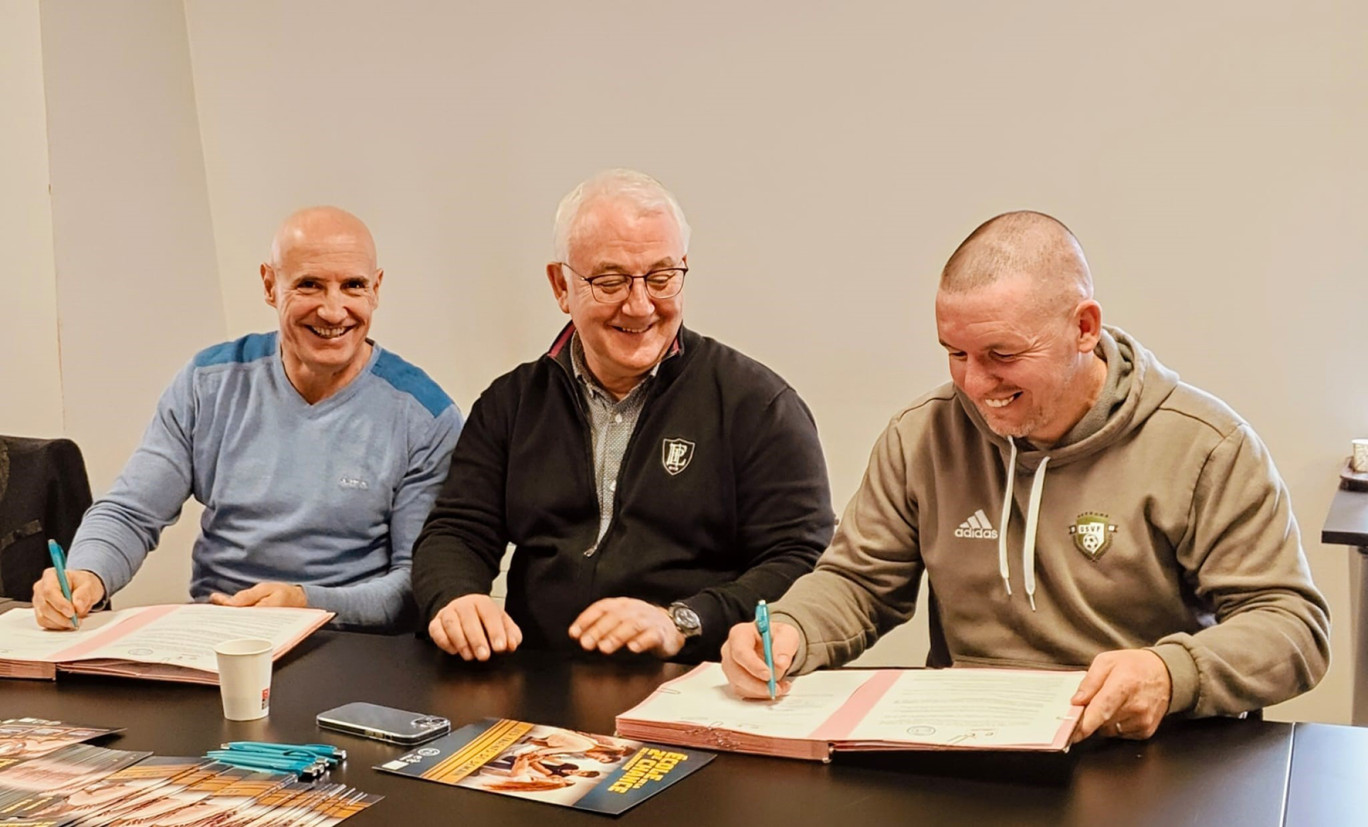 © E2C Lorraine. Dominique Simon, directeur général adjoint de l’E2C Lorraine, Fabien Lo Pinto, directeur de l’E2C Lorraine et Franck Lahalle, président par intérim de l’US Vandœuvre Football ont signé une convention de partenariat le 6 décembre.