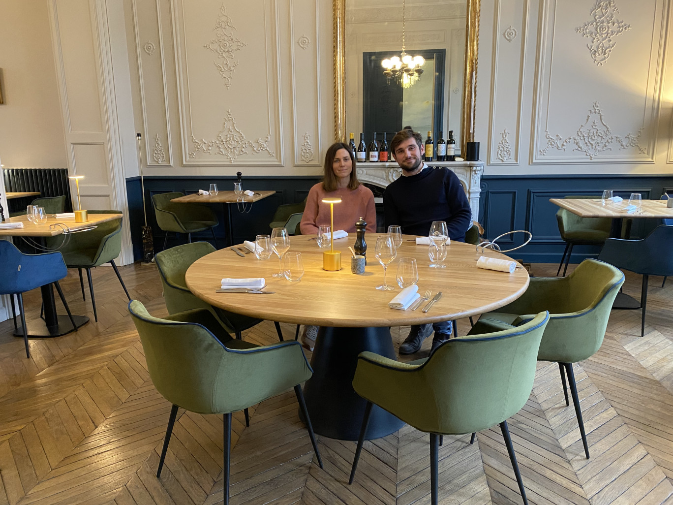 Noémie et Pierre-Alain Delaby posent dans la salle du restaurant. © Isabelle Boidanghein