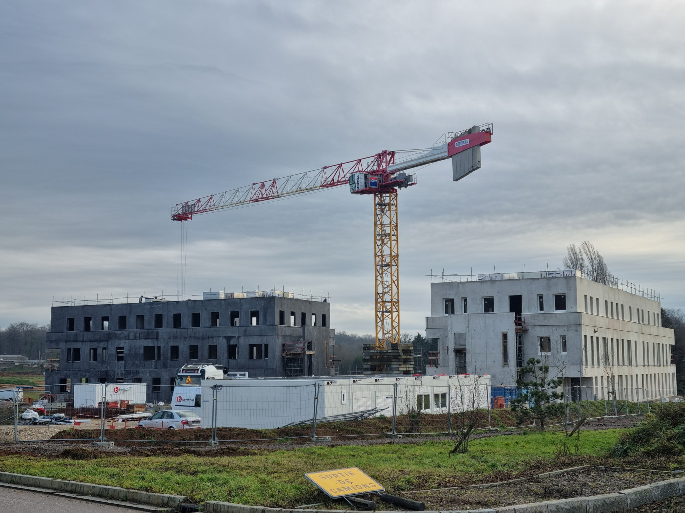 Un bâti de 3 000 m² de bureaux actuellement en construction.  