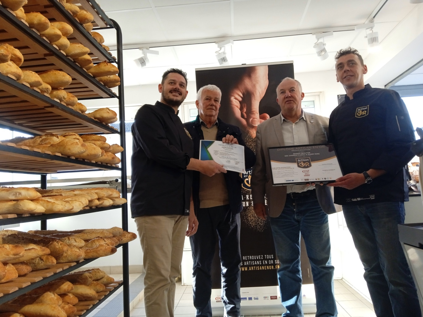 Frédéric Chisson (à gauche) et Eddy Emery (à droite) ont reçu des mains du président de la CMA de l’Aisne, José Faucheux, la plaque officialisant la certification « Artisan en’ Or » en présence du maire de Beautor. 