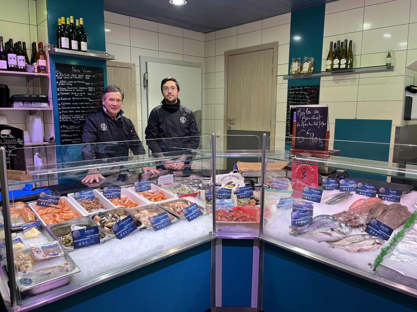 Jean-Paul Pierson et son fils Rémi dans leur poissonnerie.