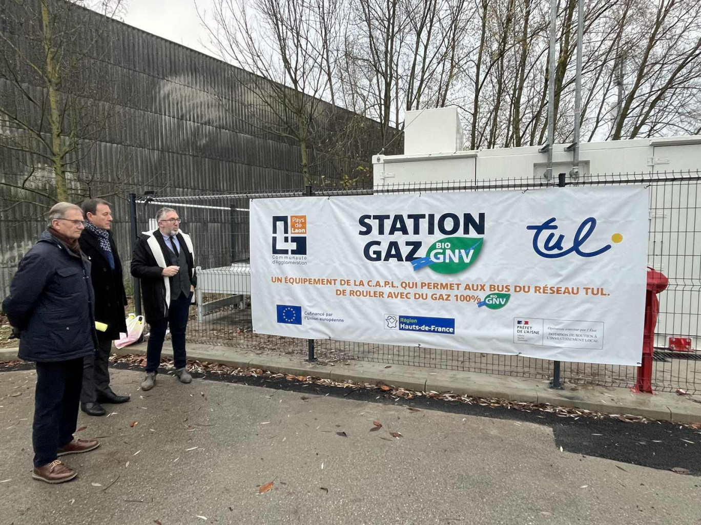 La station de recharge BioGNV inaugurée sur le site des TUL par Maxime Keller, Eric Delhaye, respectivement vice-président et président du Pays de Laon et Loïc Henriques, directeur de la Compagnie des transports du Pays de Laon