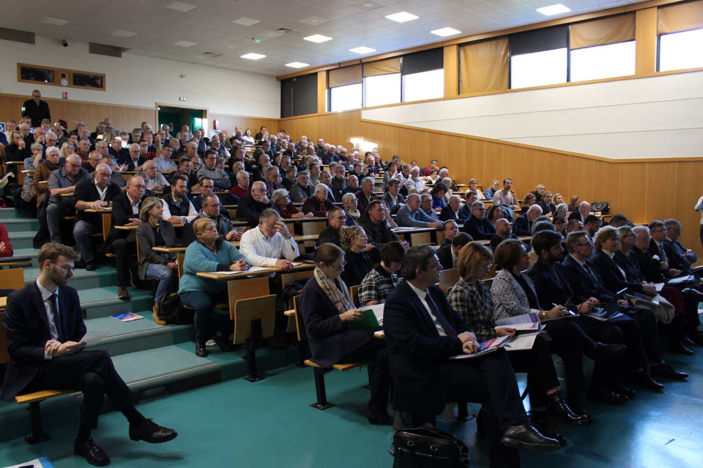 L'amphitéâtre du lycée agricole Le Paraclet rempli par les maires du département.